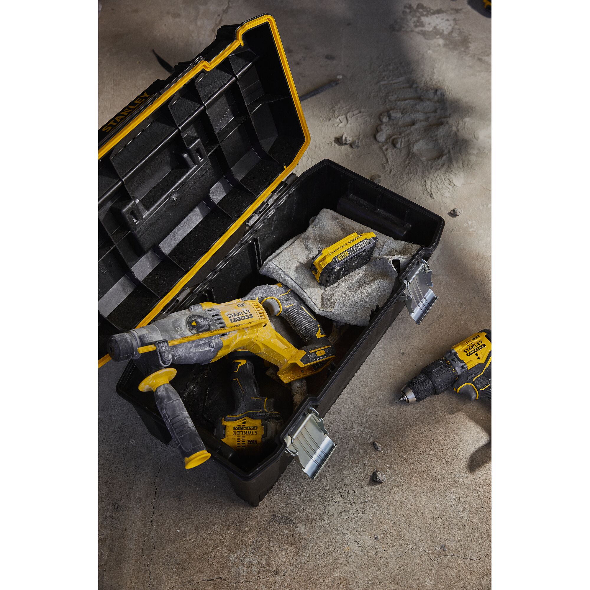 ENVIROMENT GROUP STANLEY  constructionHIGH ANGLE  CONSTRUCTION FAMILY TOOLS INSIDE A TOOL BOX WITH BATTERY SB202